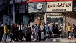 الغزيون يتقاسمون رغيف الخبز