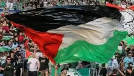 علم فلسطين يملأ مدرجات ملاعب العالم