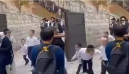 مستوطنون يبصقون على المسيحيين في القدس المحتلة