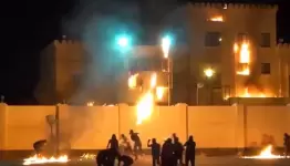 البحرينيون يضرمون النار بسفارة كيان العدو في المنامة