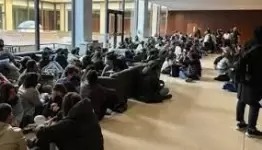 طلاب يوبخون المرشحة الرئاسية هيلاري كلينتون