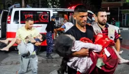 نقل مصابون الى احد المستشفيات في غزة
