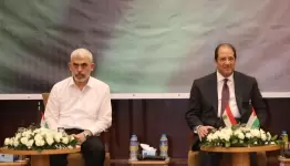 اللواء عباس كامل ويحي السنوار .. أرشيفية
