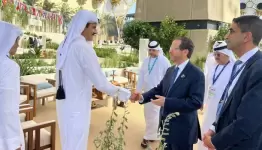 مصافحة بين أمير قطر ورئيس كيان العدو  على هامش قمة المناخ الإماراتية