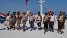 يمنيون يدوسون غالاكسي بأقدامهم