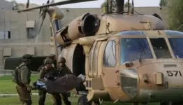 نقل احد  الجنود الجرحى عبر مروحية