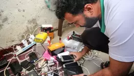هكذا تُشحن الهواتف في غزة