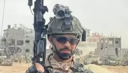 صورة لروعي يفارح بالزي العسكري في أحد مواقع القتال بقطاع غزة (يديعوت أحرنوت)
