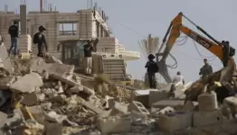 الاحتلال يهدم بناية قيد الإنشاء