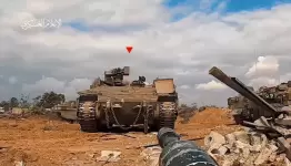 مقاوم يصوب قذيفة الياسين تجاه ميركافا اسرائيلية