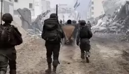 جنود صهاينة يتعاملون  بوحسية مع  معتقل فلسطيني