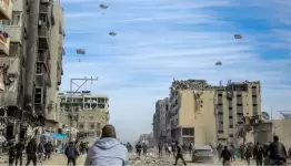 مساعدات في سماء غزة