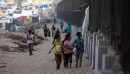 أطفال غزة يتظرون الى رفح المصرية