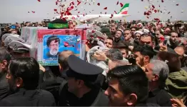 الإيرانيون يوارون جثمان رئيسي