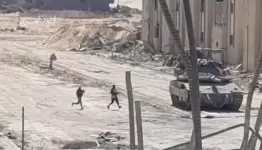 مقاومان يهاجمان دبابة