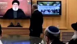 نتن ياهو يستمع لخطاب السيد حسن وقوفا