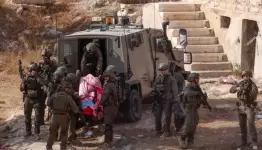 قوات بجيش الاحتلال خلال إخراج جثة مشتبه به في تنفيذ عملية الخليل (الفرنسية)