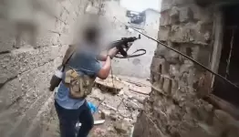 مقاتل أثناء المواجهة مع الاحتلال