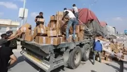 الاعتداء على شاحنات المساعدات تحت نظر قوات الاحتلال
