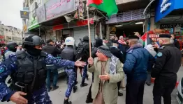 شرطة عباس تعتدي على حامل راية فلسطين