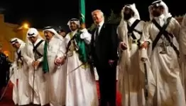 ترامب يرقص على أنغام المليارات السعودية خلال الزيارة الأولى!..