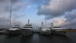 يخوت الفرار من أصوات الصواريخ الإيرانية