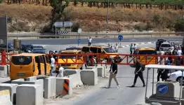 البوابات الاسرائيلية تغلق طرقات الضفة أمام الفلسطينيين وتحول الضفة  الى سجن كبير