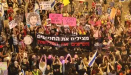 المستوطنون الصهاينة يتظاهرون في يافا المحتلة طلبا لوقف الحرب