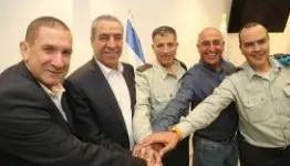 الشيخ بين كبار ضباط جيش الاحتلال