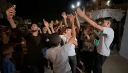 شباب خانيونس يحتفلون بالاتفاق