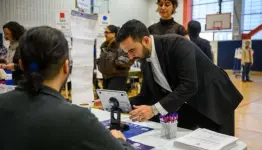 ممداني مدليا بصوته