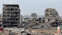 انهيار مبنى متضرر من حرب الإبادة