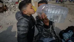 ولد من غزة يشرب الماء