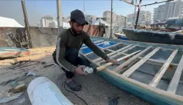 نجار الصيادين.. العمل بدون معدات