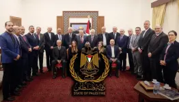 عباس يتسلم مسودة مشروع الدستور من لجنة الصياغة