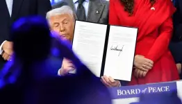 ترامب موقعا على مجلسه الفاشل