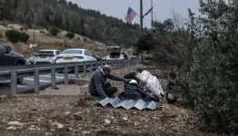 إحتماء من الصواريخ الإرانية في الطريق بين حيقا والقدس المحتلتين