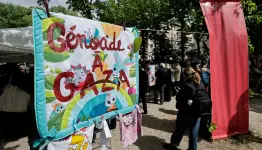 لافتات تدين الإبادة في غزة خلال تظاهرة أمام الجمعية الوطنية الفرنسية