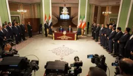 الوفد العراقي خلال لقائه الرئيس الإيراني بزشكيان