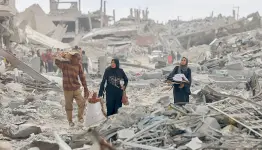 غزيون وسط أطنان من الركام