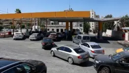 زحمة أمام محطة وقود في الضفة الغربية المحتلة!