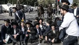 الحريديم يفترشون الأرض في القدس المحتلة