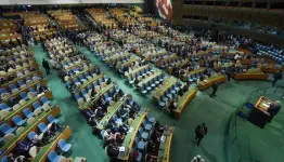 النتن يتحدث لكراسي في قاعة خاوية