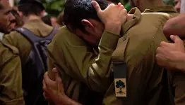 جنود صهاينة يبكون قتلاهم