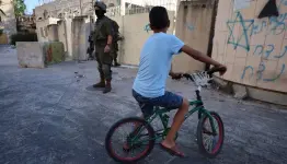 وجها لوجه ..  طفل فلسطيني في مواجهة جندي محتل!..