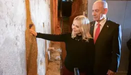 النتن وزوجته يدنسان حائط البراق بالقدس المحتلة