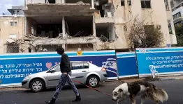 مبنى مدمر بالصواريخ الايرانية في تل الربيع