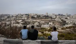 مهجرزن من حي الجلدة في الخليل ينظرون الى منازلهم