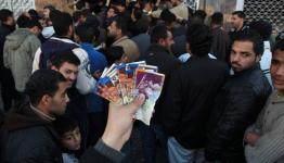 فلسطينيون يستلمون رواتبهم