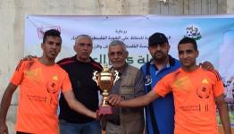أثناء تسليم الكأس